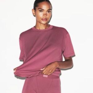 Skims Boyfriend T-Shirt in color Beet